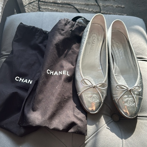 CHANEL CLASSIC BALLERINA FLAT WITH HOLOGRAPHIC TOE. WORN ~ 4X. WITH DUST BAGS - Picture 4 of 15